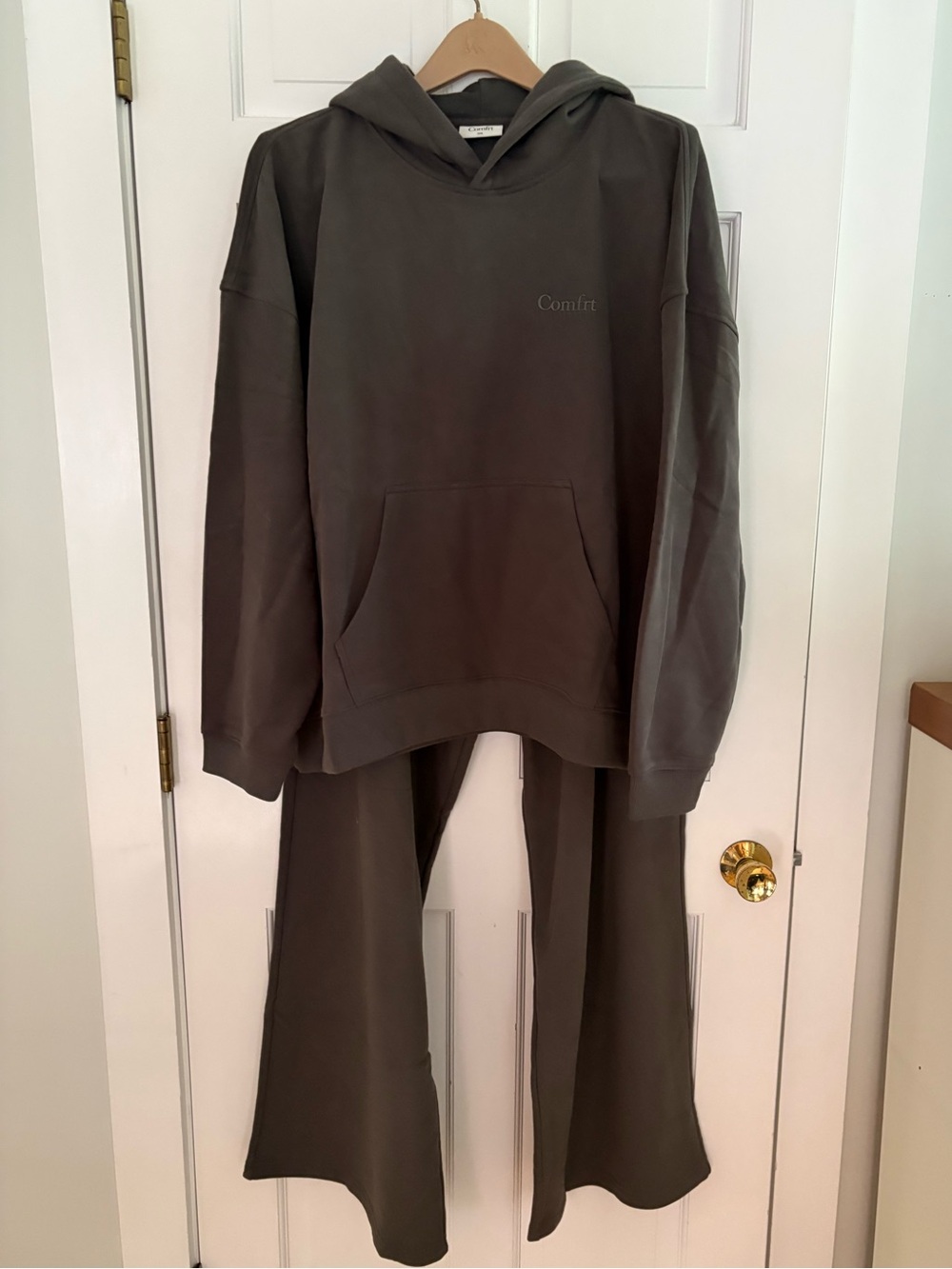Relaxed Men and Women's Sweatpants Hoodie and straight leg sweat pants - Picture 3 of 8